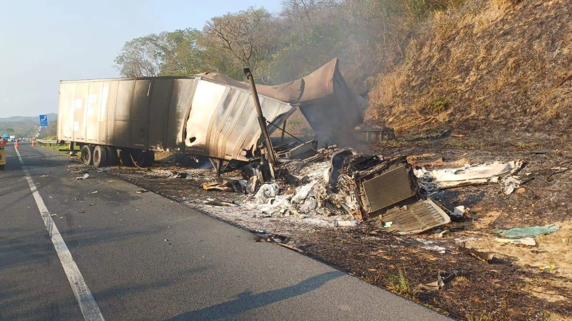 El brutal impacto provocó que una de las unidades se incendiara